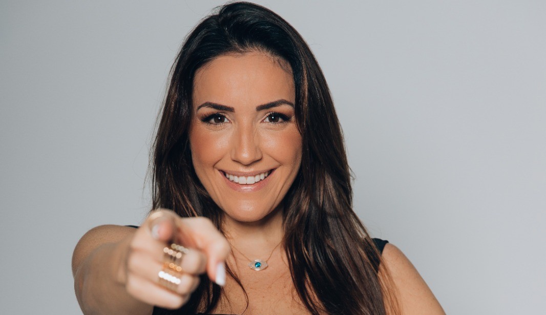 Escritora Thais Galassi revela como utilizar os segredos da Lei da Atração