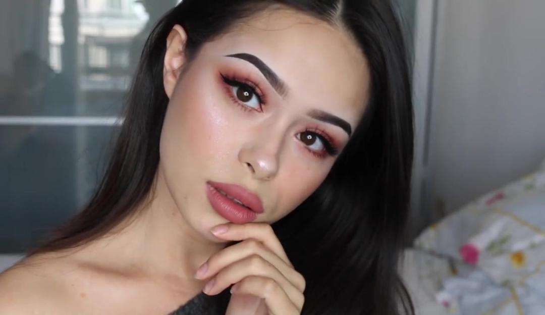 Influencer ensina maquiagem com apenas três produtos