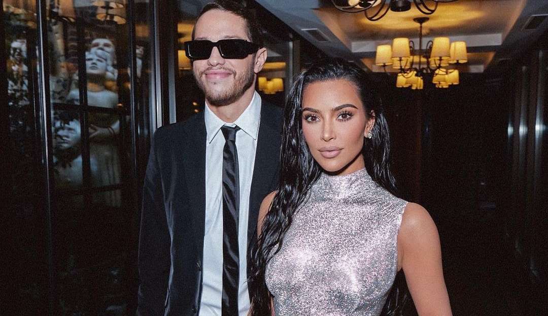 Diferença de idade e distância foram os motivos do rompimento de Kim Kardashian e Pete Davidson, diz site