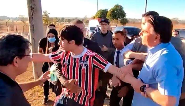 Jair Bolsonaro se envolve em confusão com youtuber em Brasília