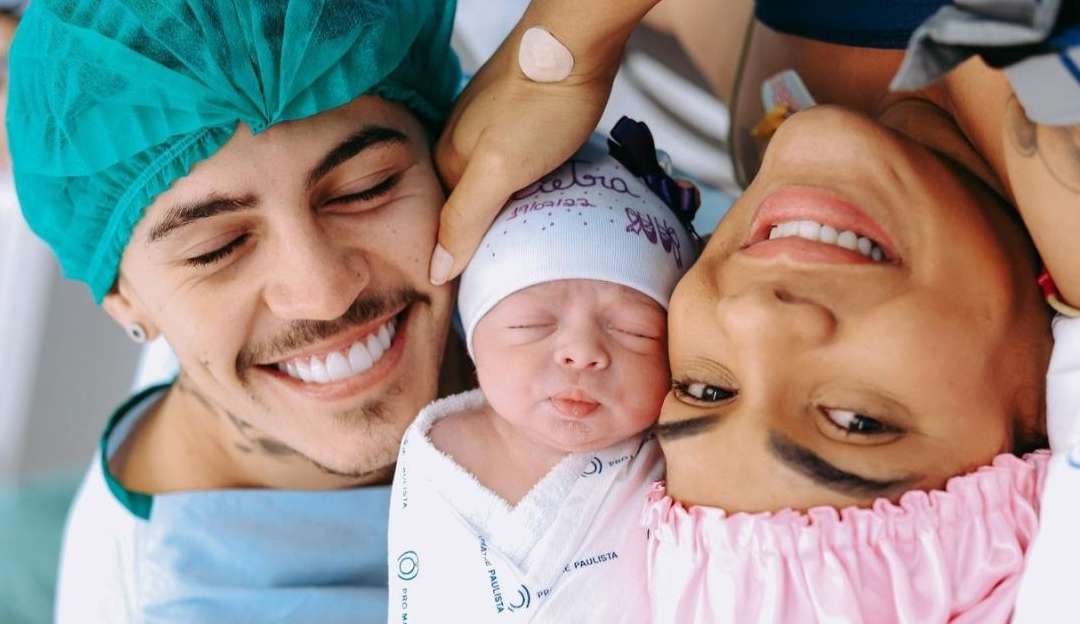 Biel e Tays Reis, ex-participantes de “A Fazenda”, celebram 1º mês da filha