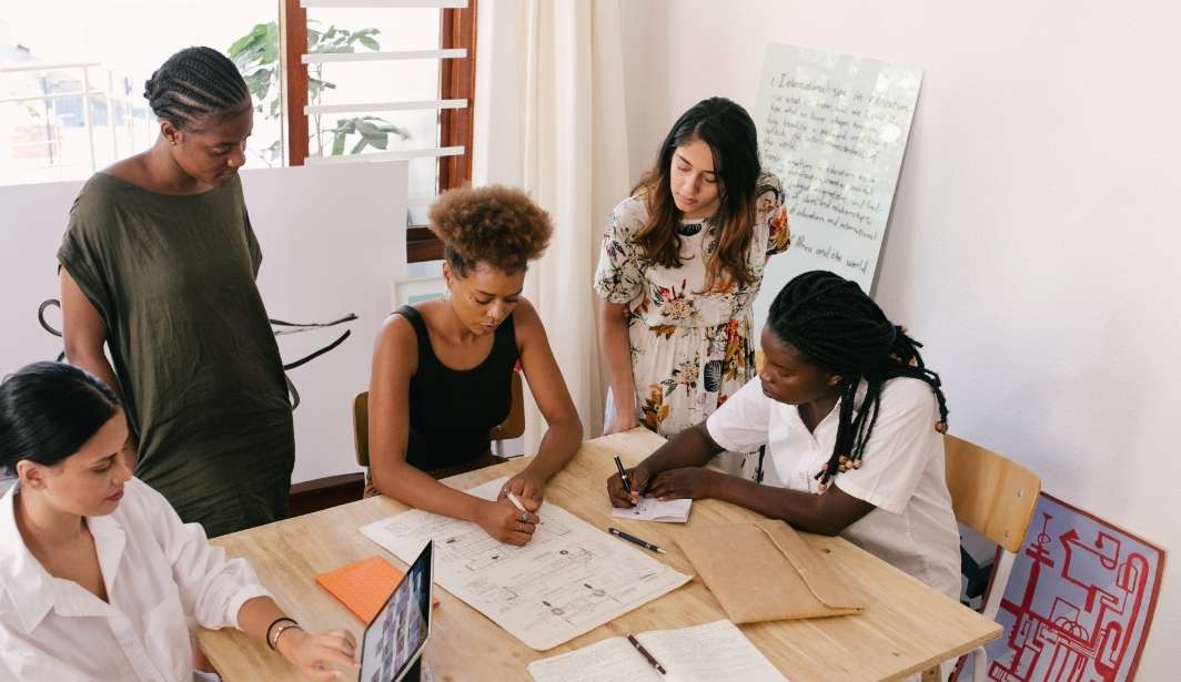 Jovens na fake news da área da saúde
