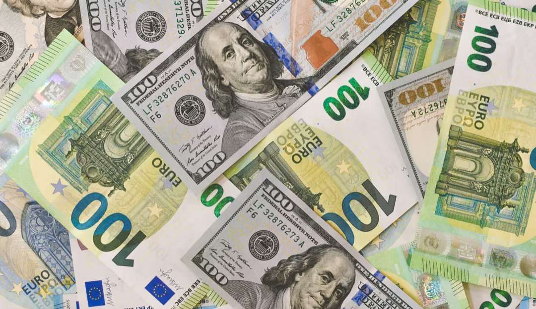 Euro cai e atinge menor valor que o dólar pela primeira vez em 20 anos