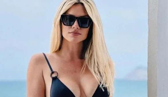 Gio Ewbank exibe corpão em hotel de luxo no Rio