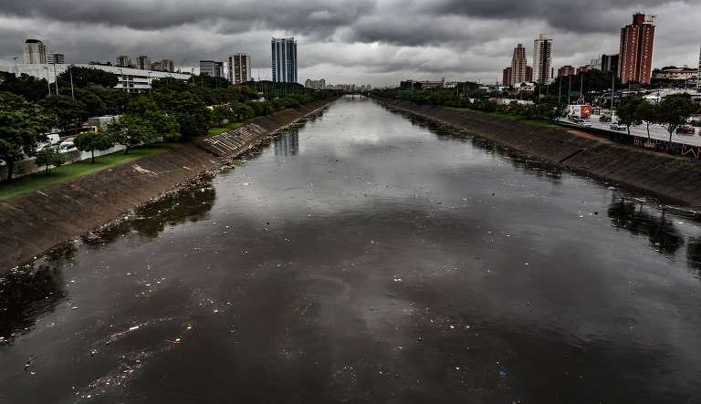 Mancha de poluição no Rio Tietê aumenta 40% nos últimos 12 meses e se estende por 122 quilômetros