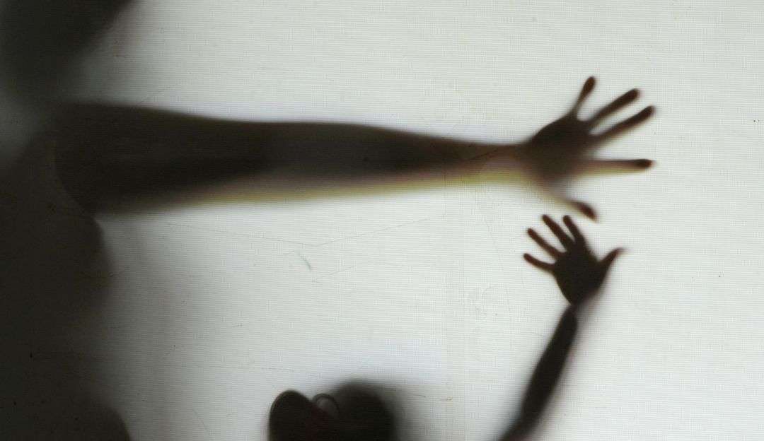 Em carta, criança de 9 anos relata ter sido estuprada pelo pai e avô: ‘Doía muito, mas ele continuava’