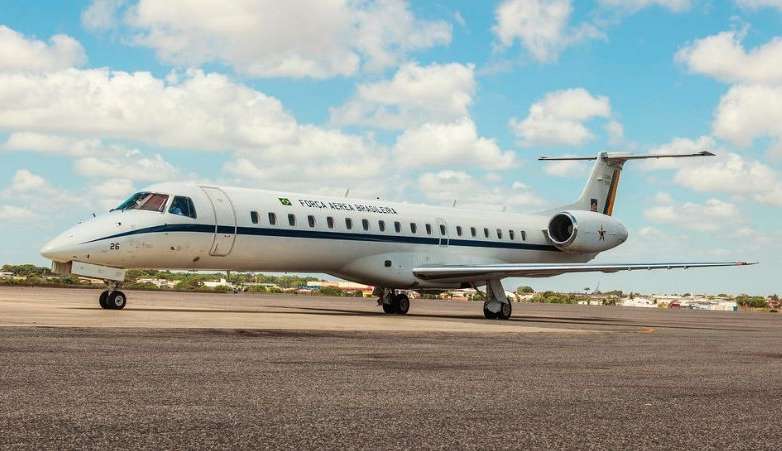Avião de Jair Bolsonaro arremete em aeroporto de BH