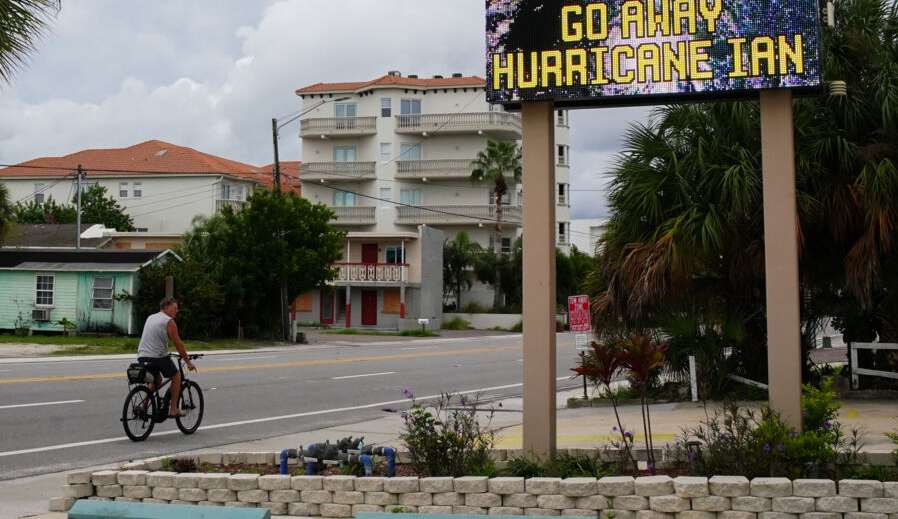 Moradores da Flórida se preparam para a chegada do furacão Ian