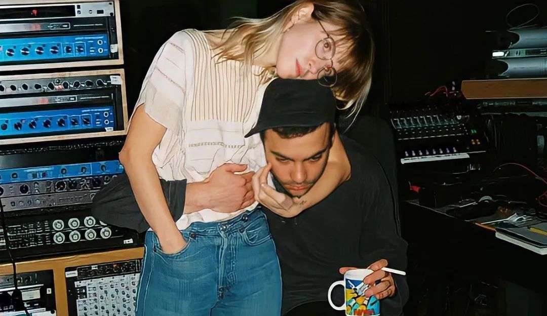 Além de Hayley Williams: Conheça outros famosos que namoraram seus companheiros de banda