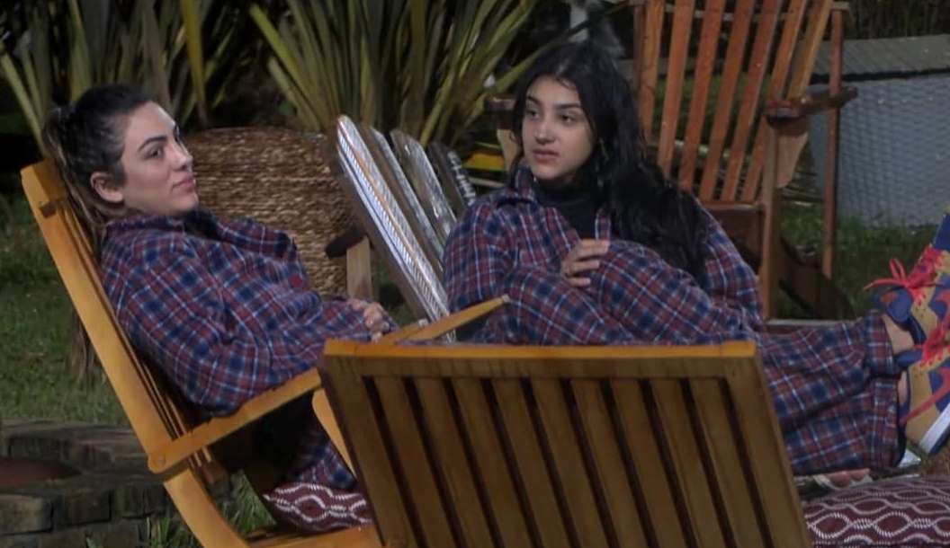 A Fazenda 14: Bia e Pétala especulam resultado das eleições e falam sobre informações externas