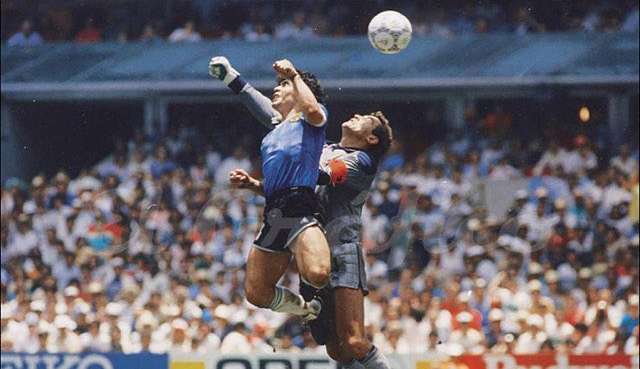 Bola da “Mão de Deus” de Maradona é colocada em leilão por quantia milionária