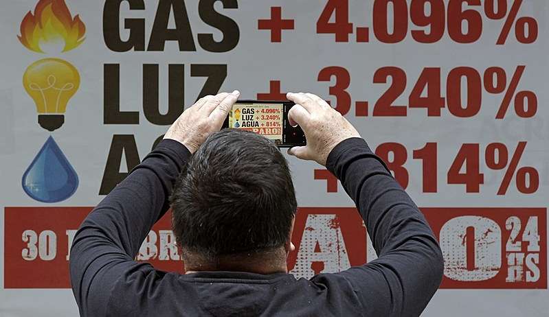 Inflação na Argentina supera taxa de 100% e argentinos recorrem a lixões para sobreviverem