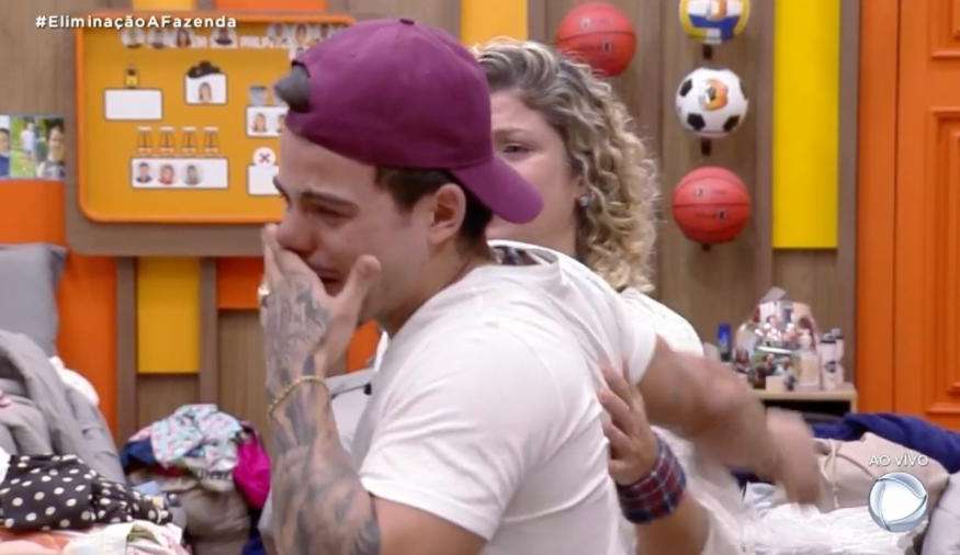 Thomaz chora pela saída de Tati: “Quero ir embora”