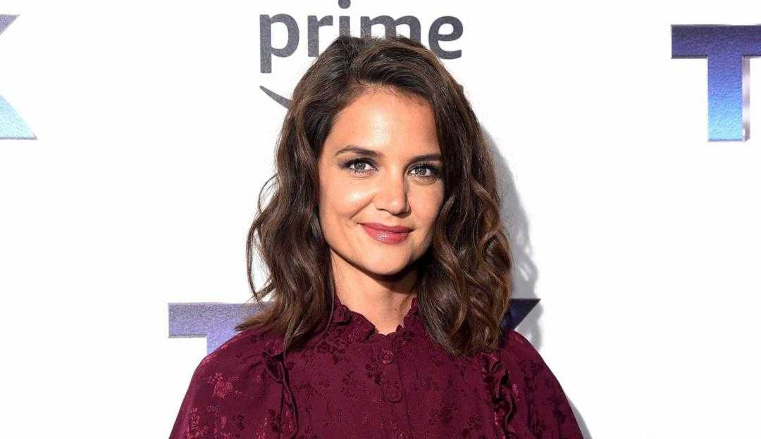 Katie Holmes é flagrada aos beijos com novo namorado