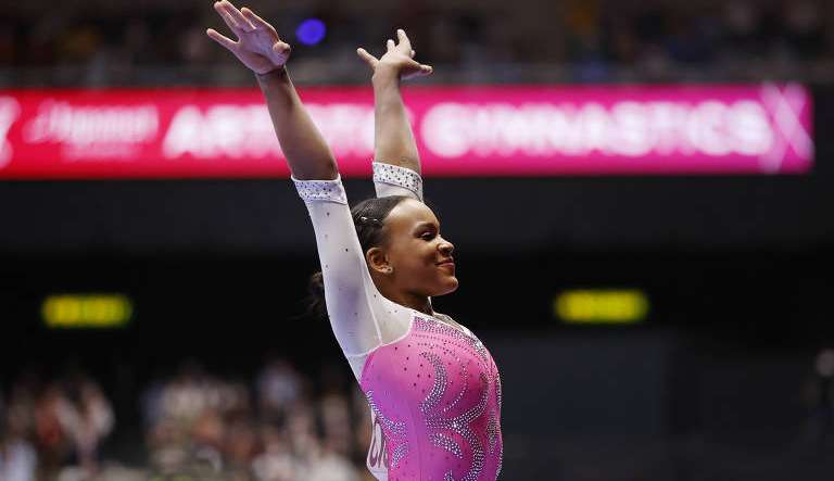 Rebeca Andrade leva susto em salto mas bate recorde brasileiro em finais de Mundial