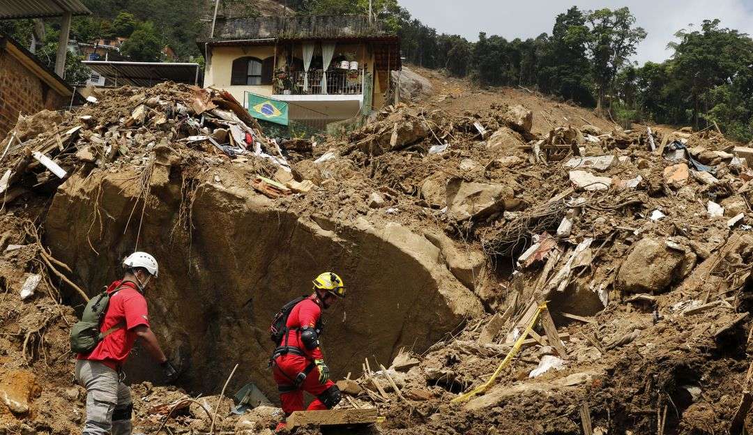 Com chuva forte, Defesa Civil de Petrópolis abre 5 pontos de apoio