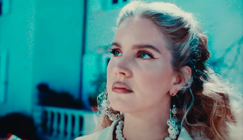 Lana Del Rey lança álbum “Chemtrails Over The Country Club” e o videoclipe “White Dress”