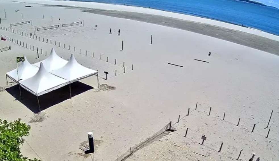 Lagoa se forma em região alargada em praia de Balneário Camboriú