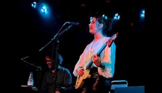 Irmã de Paulo Gustavo se emociona em show da afilhada, filha de Heloisa Périssé