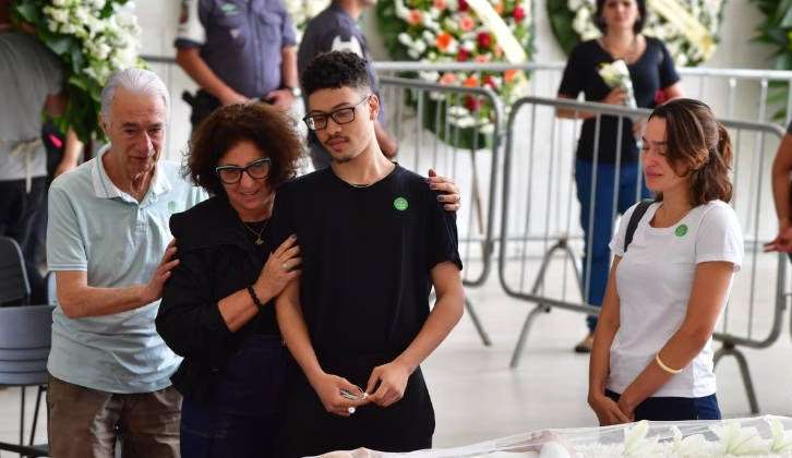 Filho de Gal Costa participou do velório da mãe em São Paulo