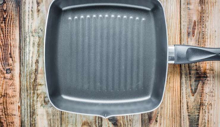 Estudo aponta que um único arranhão em panelas antiaderentes pode liberar milhões de partículas tóxicas