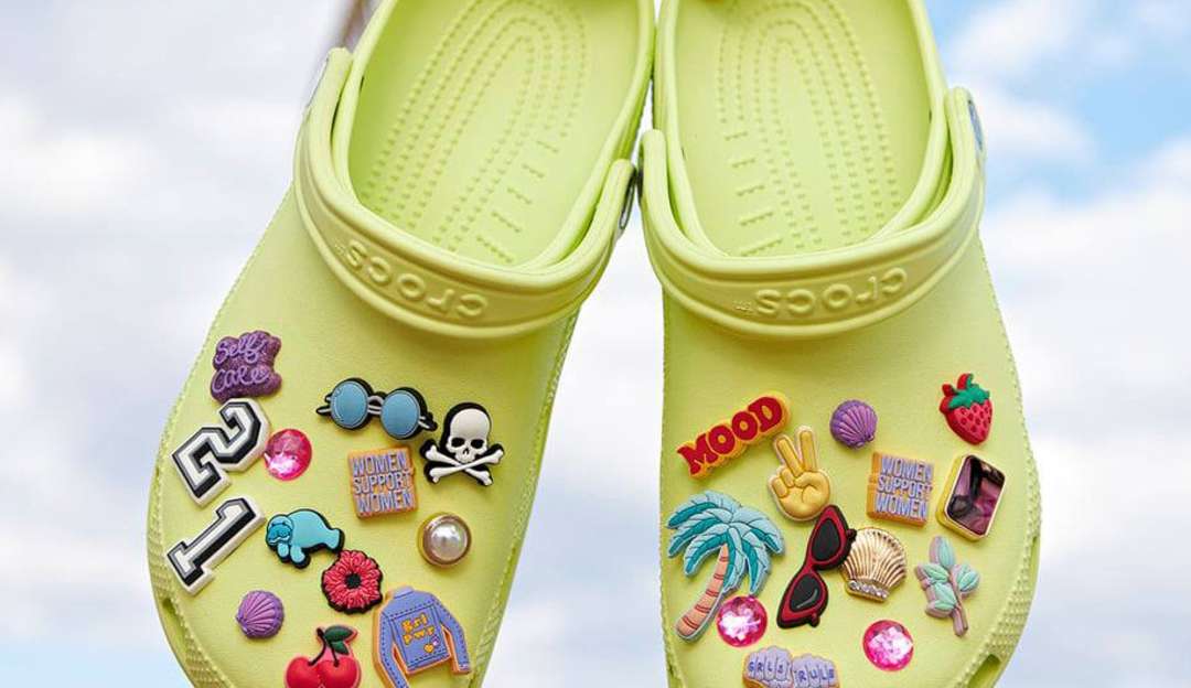 Agora usar Crocs virou moda