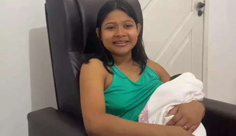 Jovem descobre gravidez durante raio x para verificar origem de dor nas costas.