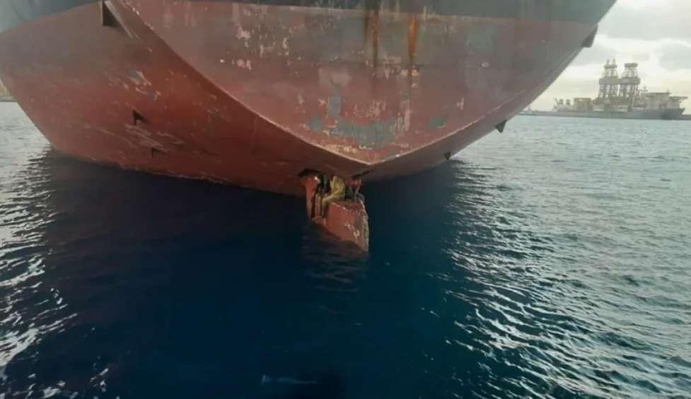 Três imigrantes nigerianos sobrevivem a viagem de 11 dias sentados em leme de navio