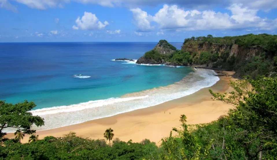 Segundo pesquisa, Praia do Sancho, em Pernambuco é eleita a melhor do Brasil
