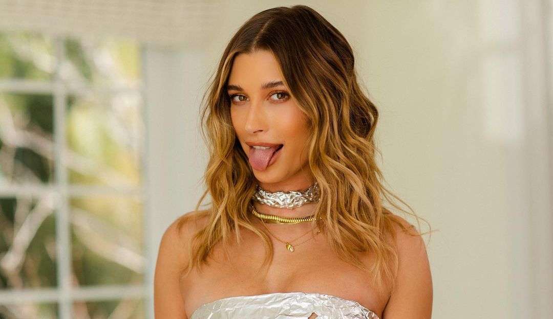 Hailey Bieber mostra cozinha luxuosa ao cozinhar café da manhã no seu canal do YouTube