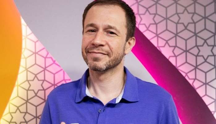 Por causa da filha, Tiago Leifert não narrará final da Copa