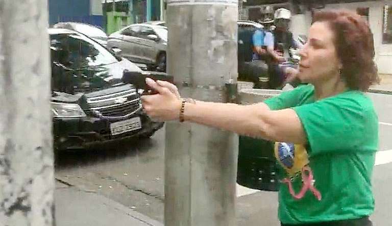 Vice-PGR pede suspensão do porte de arma de Carla Zambelli