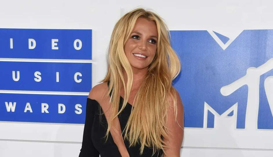Britney Spears nega rumores que esteve com Paris Hilton em aniversário