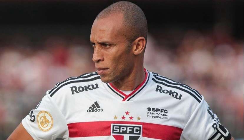 Miranda anuncia aposentadoria no futebol