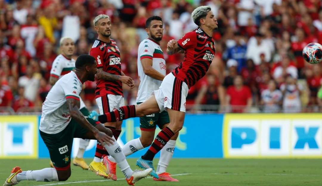 Flamengo vence a Portuguesa e lidera o Campeonato Carioca