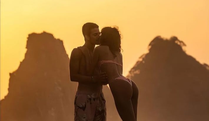 Bruna Marquezine posta foto com Enzo Celulari em comemoração ao dia do beijo