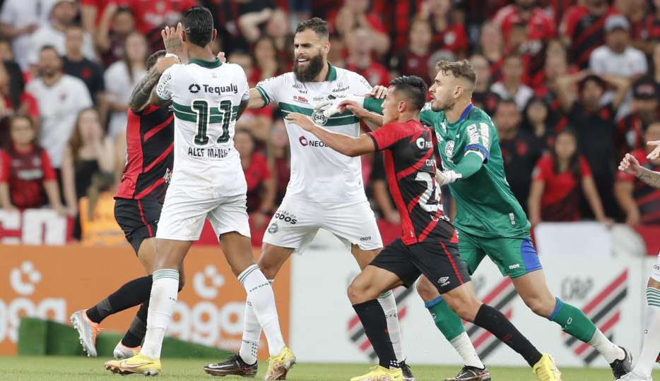 Socos, chutes, pontapés e voadoras: saiba tudo que aconteceu na confusão do Athletiba e seus desdobramentos