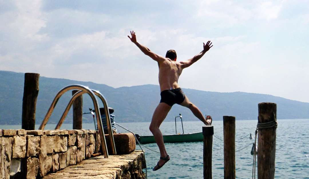 Mergulhos podem causar lesões medulares, paralisia e outros acidentes; confira formas de prevenção para este verão