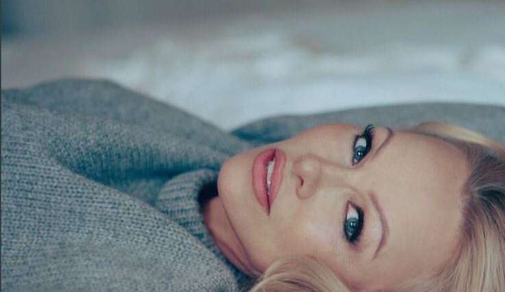 “Eu queria ser freira”, diz Pamela Anderson em entrevista