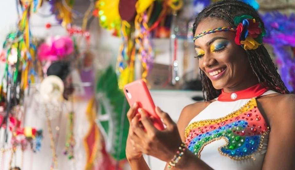Confira as dicas para proteger seu celular neste Carnaval