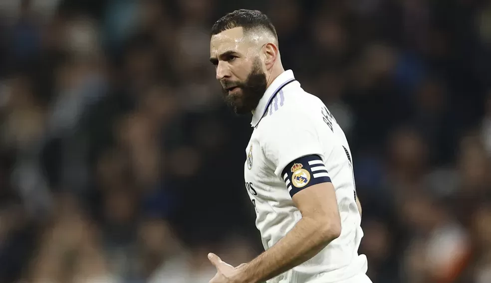 Ancelotti confirma Benzema como titular contra o Liverpool e defende Vinícius Júnior