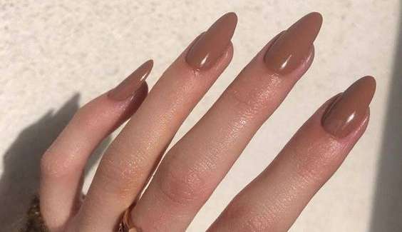 “Clean girl”: a tendência minimalista que chegou nas unhas