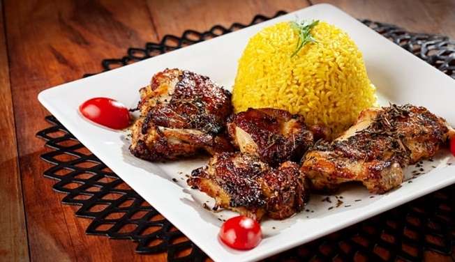 Saiba como preparar coxa e sobrecoxa com ervas e arroz com açafrão para o almoço em família