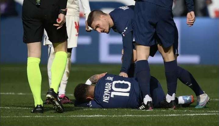 Neymar segue em recuperação, e PSG dará novas informações na segunda-feira