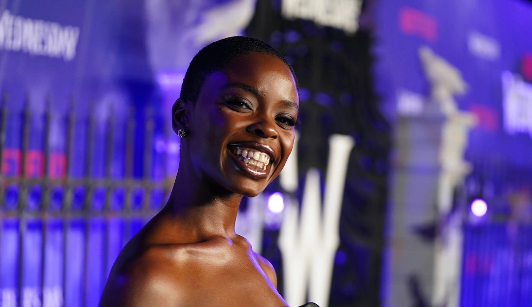 Atriz de “Wandinha” diz que se sentiu bonita pela primeira vez no Brasil