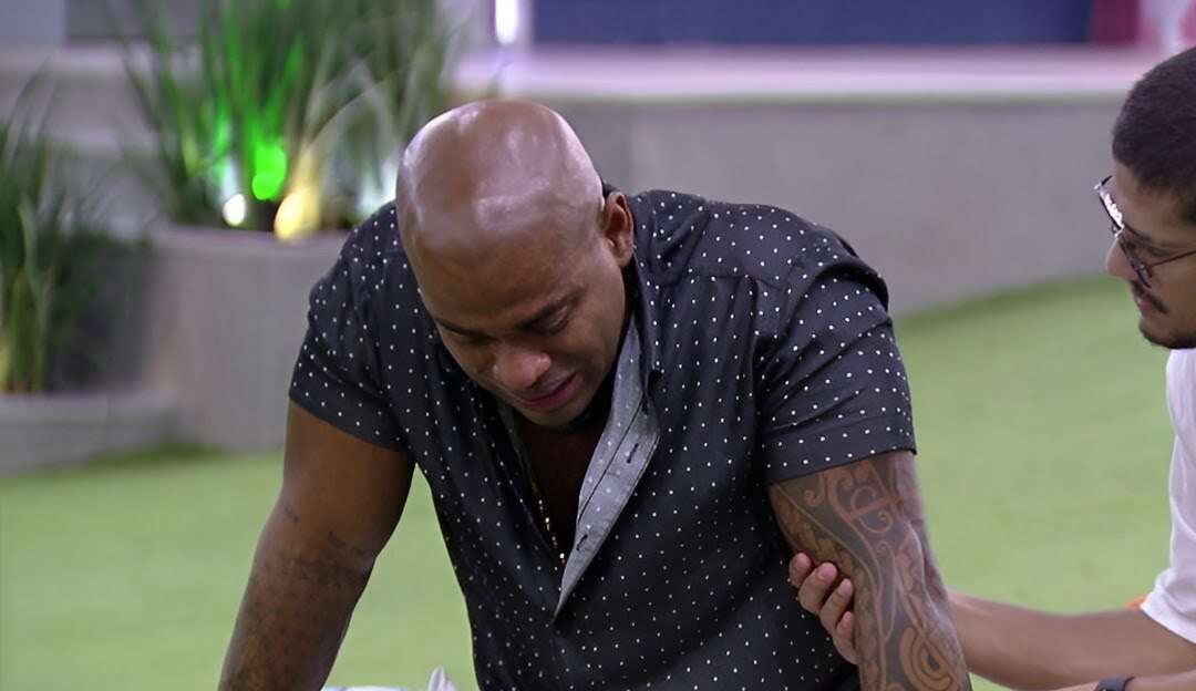 BBB 23: Cezar não suporta pressão  e vai as lágrimas