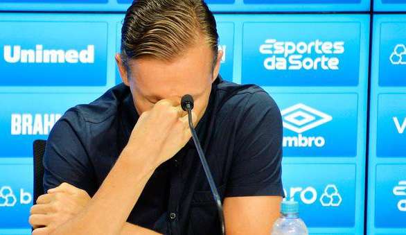 Com problemas cardíacos, Lucas Leiva anuncia aposentadoria