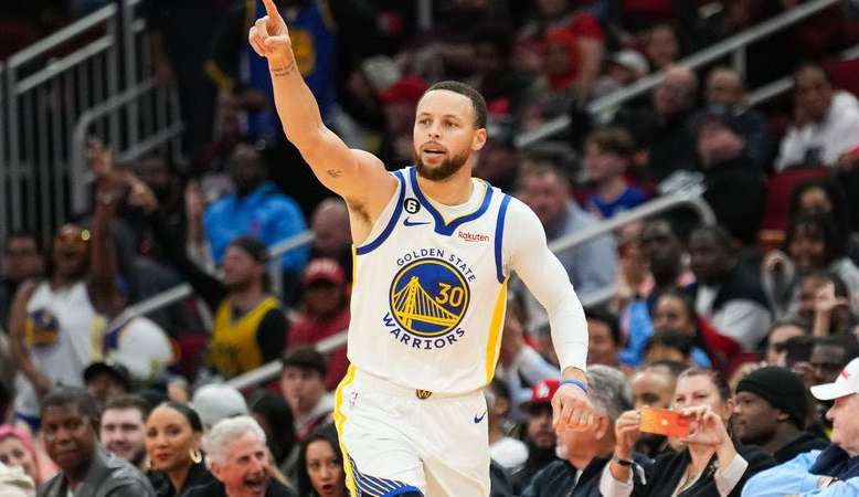 Warriors ganha força no final e vencem os Rockets