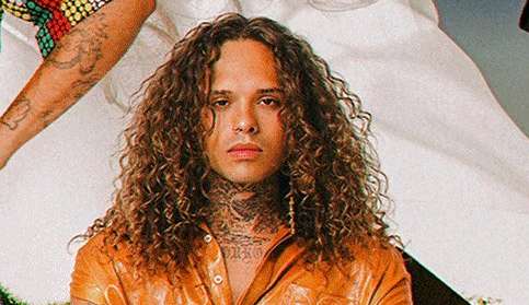 Vitão é flagrado careca no festival Lollapalooza