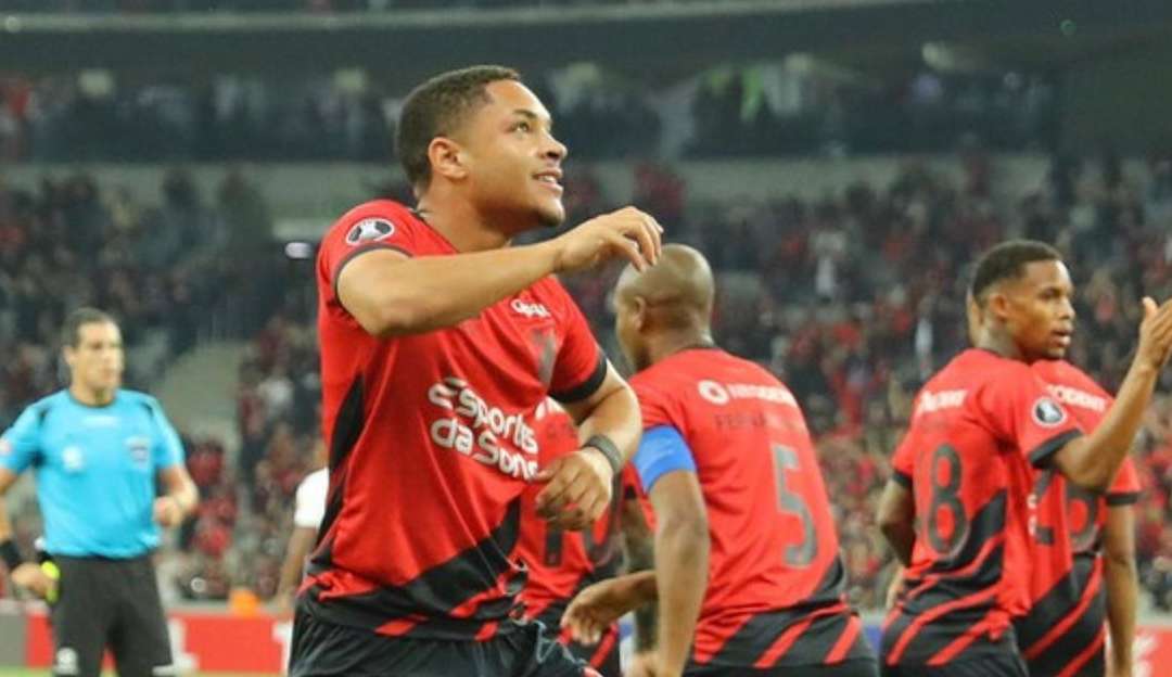 Athletico Paranaense vence Atlético Mineiro